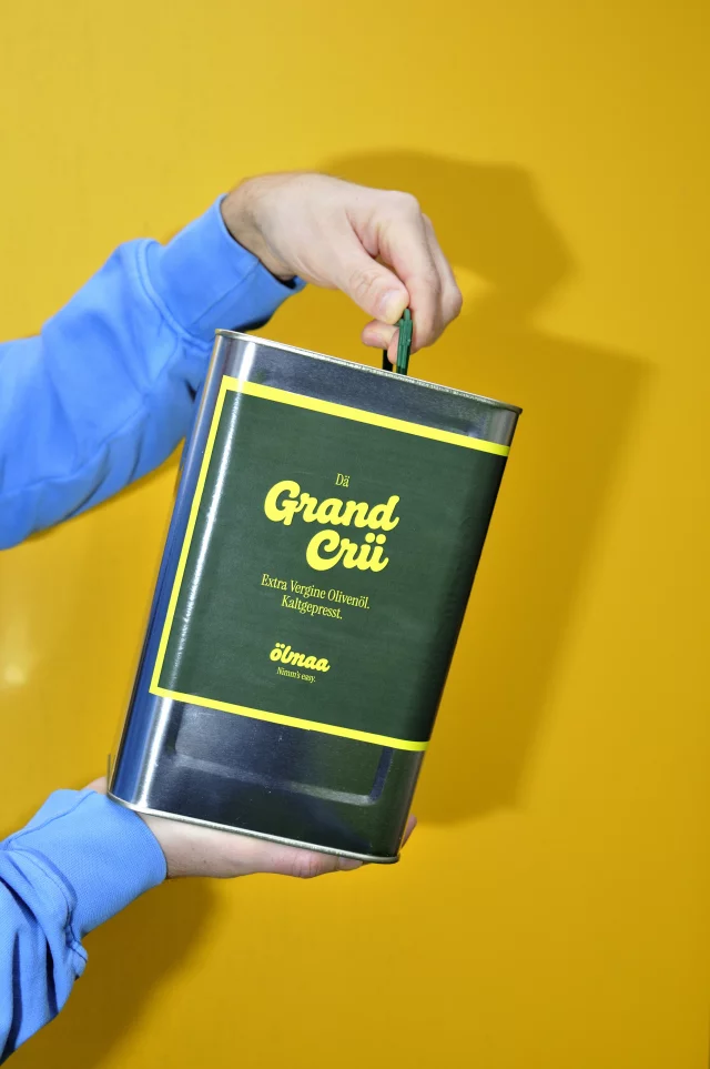 Familie Kontogiannis<br/>Korinthos, Peloponnes, Griechenland<br/>3 Liter Metallkanister